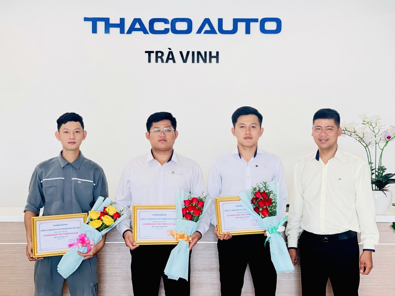 Chào cờ tháng 4/2024: THACO AUTO TRÀ VINH khen thưởng cá nhân, tập thể xuất sắc